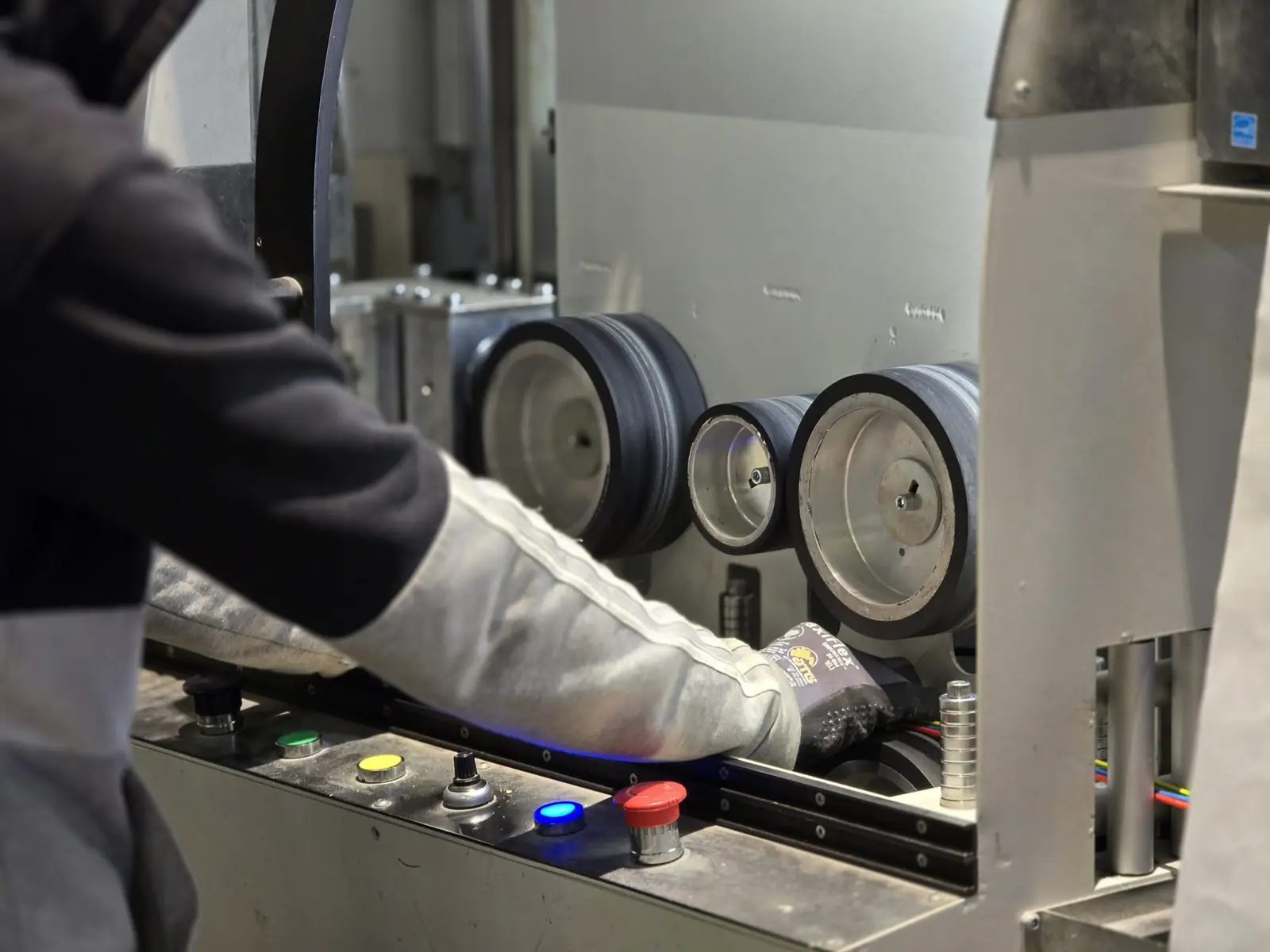 Machine de préparation automatisée des conducteurs pour pieuvres électriques