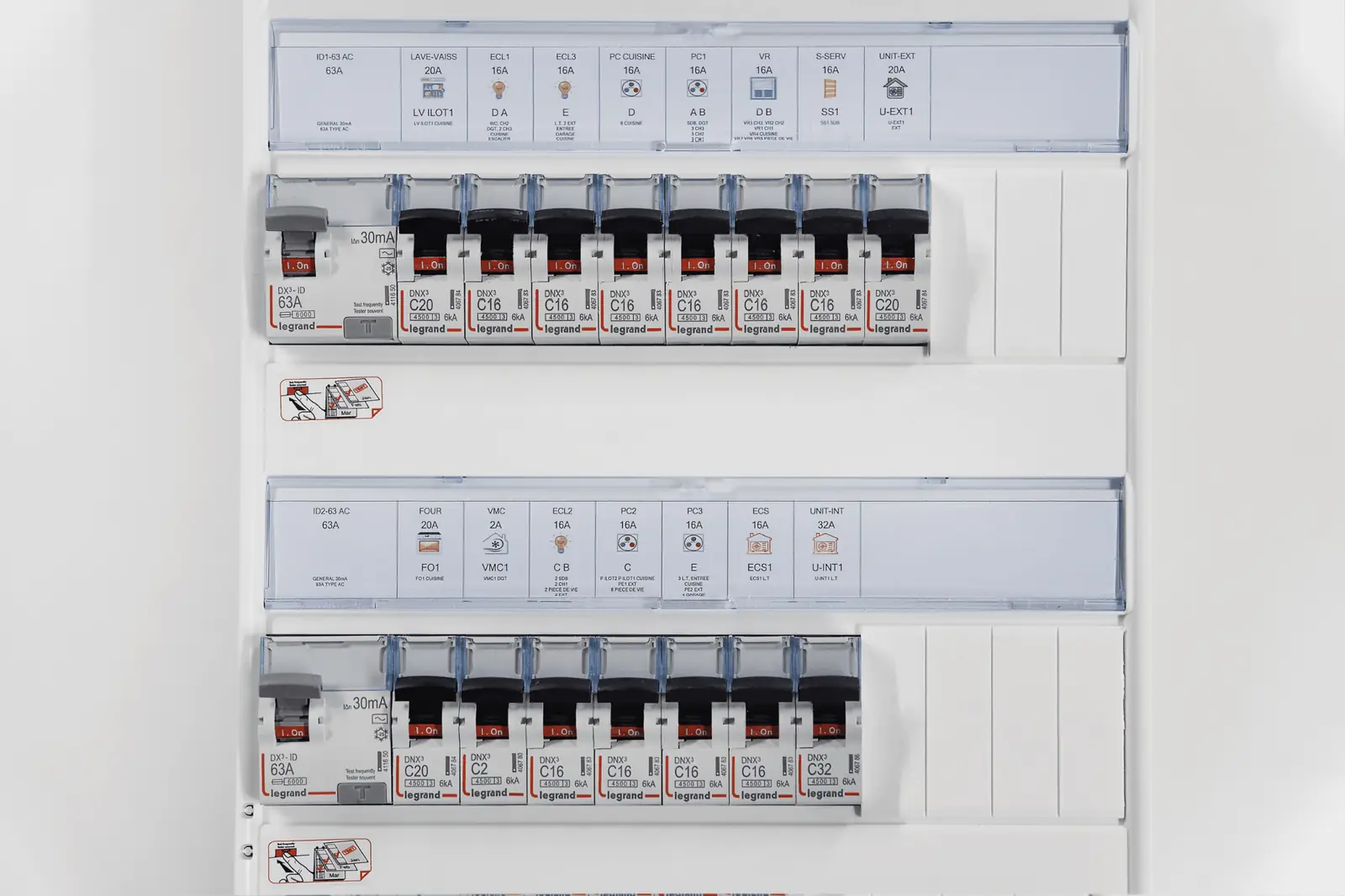 Tableau électrique avec disjoncteurs et repères de circuits