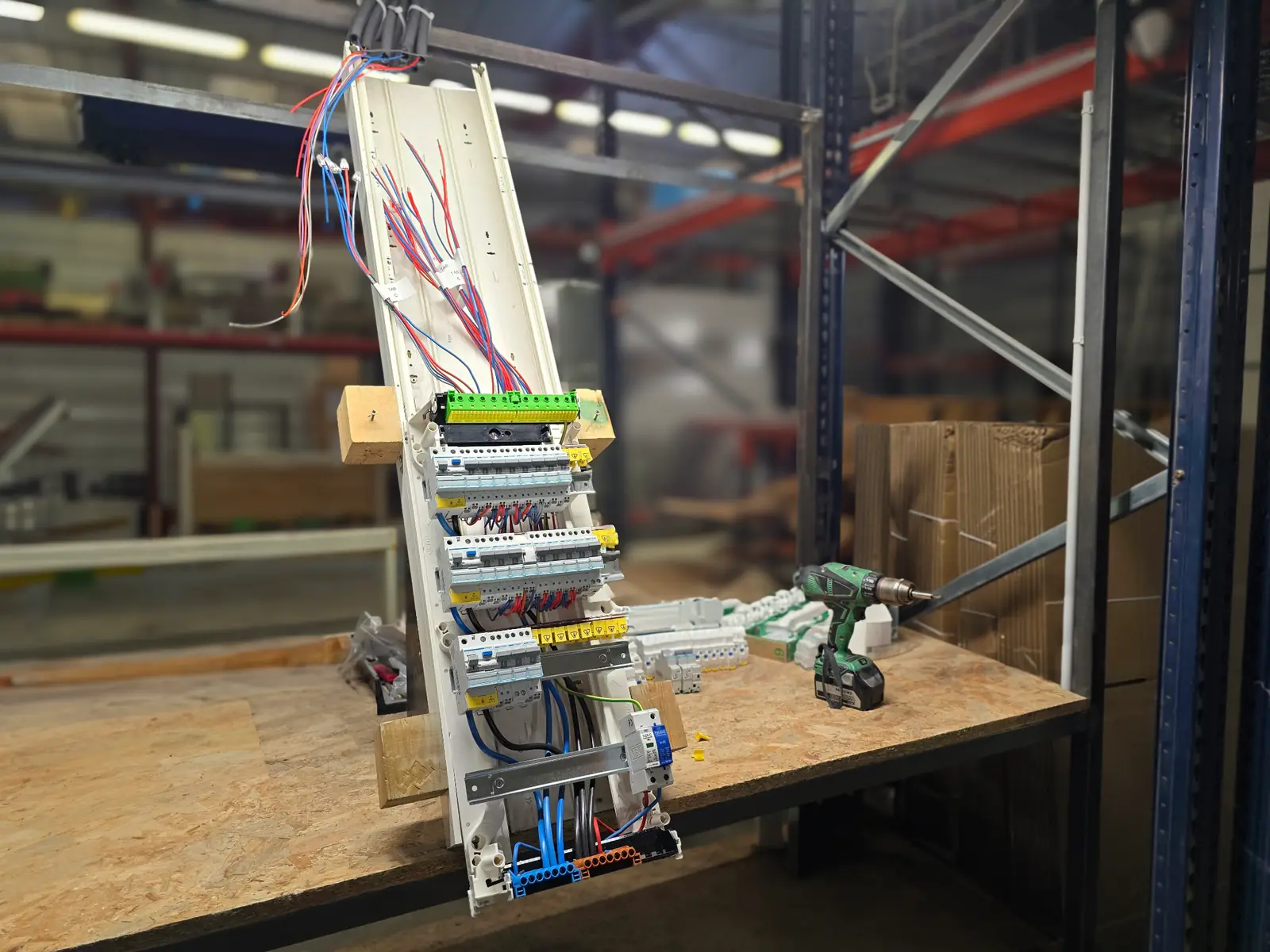 Tableau électrique en cours de câblage et de préparation en atelier