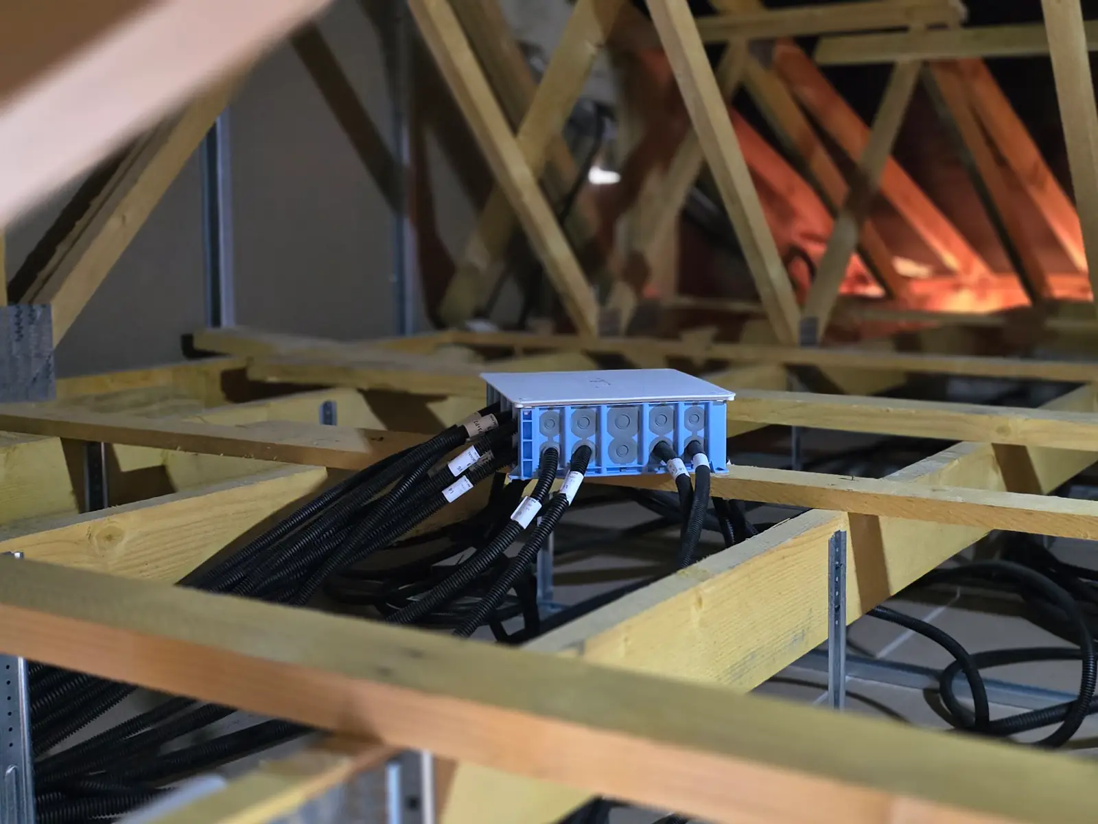 Boîte de dérivation d'une pieuvre électrique positionnée dans des combles