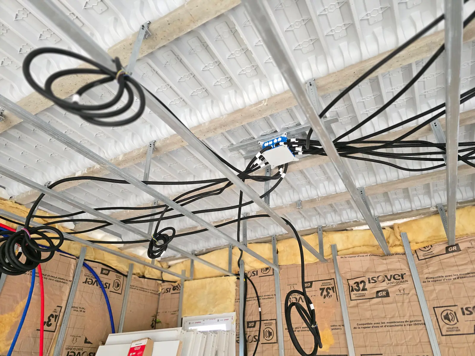 Gaines d’une pieuvre électrique réparties dans un plafond avant fermeture