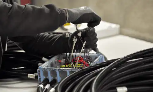 Préparation d'une pieuvre électrique en atelier