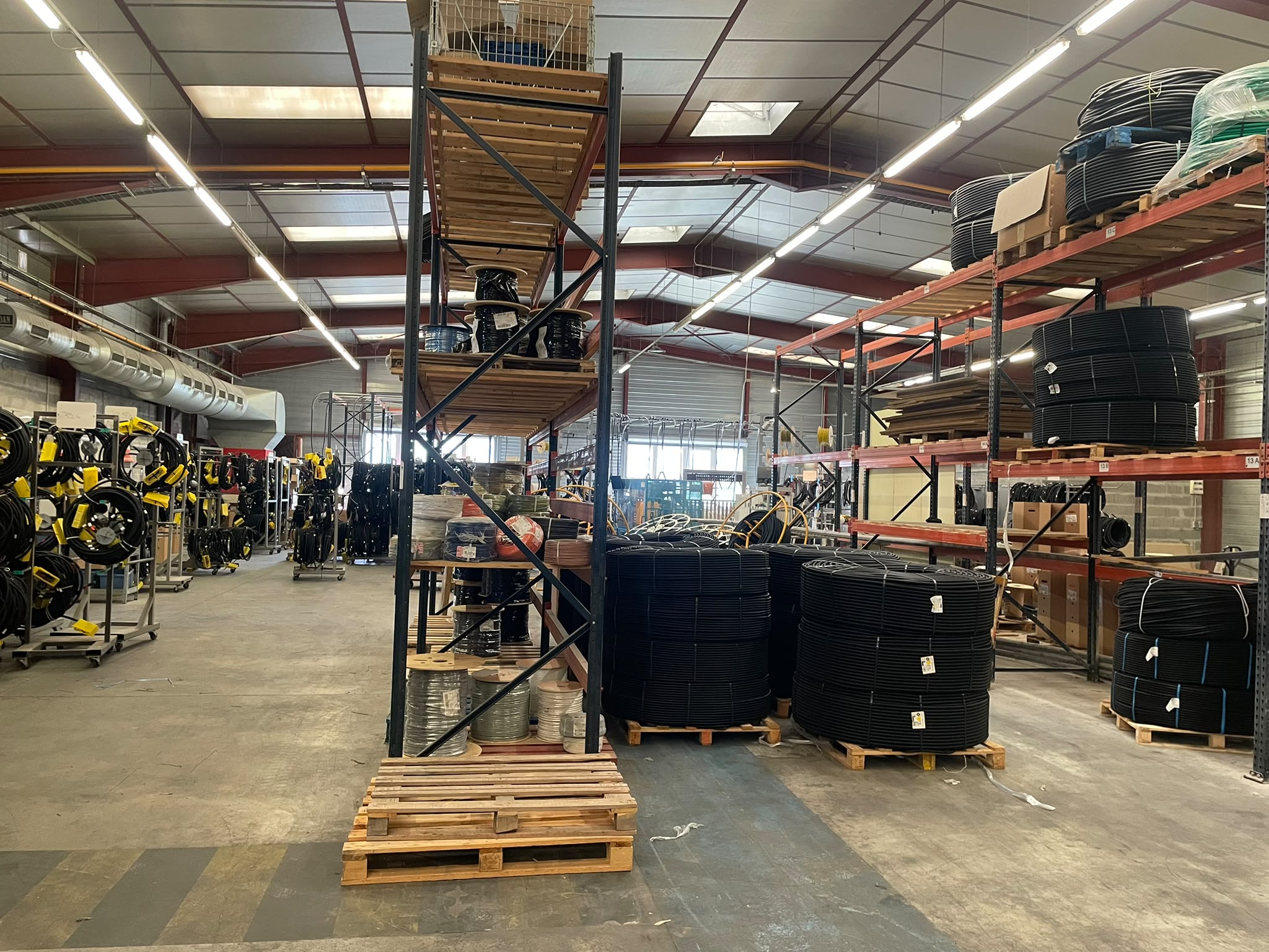 Entrepôt de préparation et de stockage des gaines pour pieuvres électriques